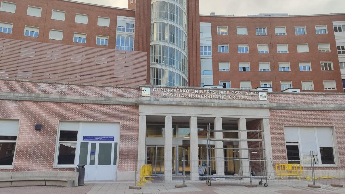 Imagen de los últimos retoques la semana pasada de la fachada exterior del Hospital de Cruces| ONDA VASCA