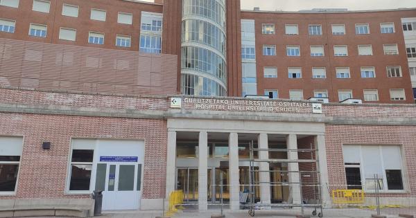 Imagen de los últimos retoques la semana pasada de la fachada exterior del Hospital de Cruces| ONDA VASCA