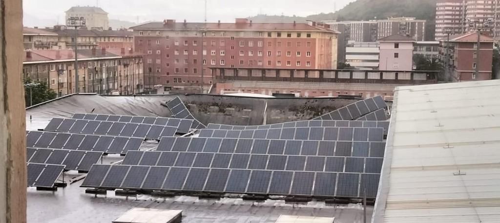 Fotografía de la cubierta desprendida con las placas solares. Manuel Justo Bruña./ FACEBOOK
