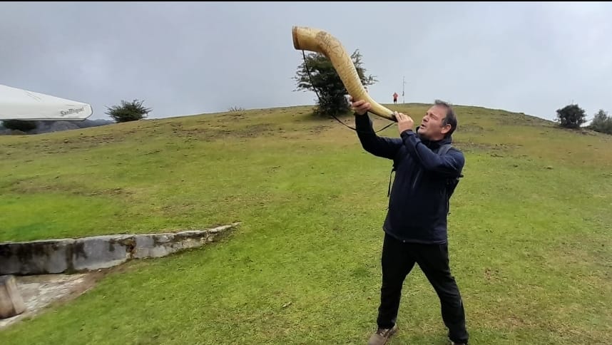 El director de Onda Vasca, Ángel López, posa en Gorbea con el cuerno con el que se hacía el llamamiento a las convocatorias de las Juntas Generales de Bizkaia