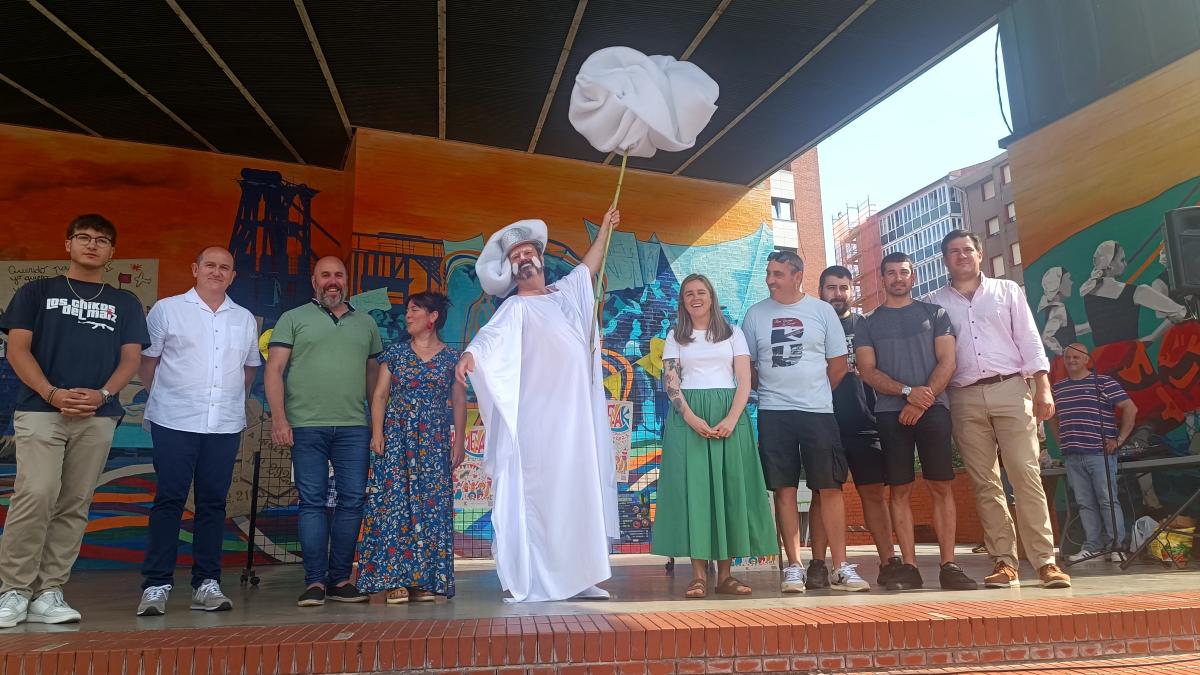 Cumulo y la concejala de Cultura, Nerea Cantero, junto a la representantes de la Comisión Municipal de Fiestas