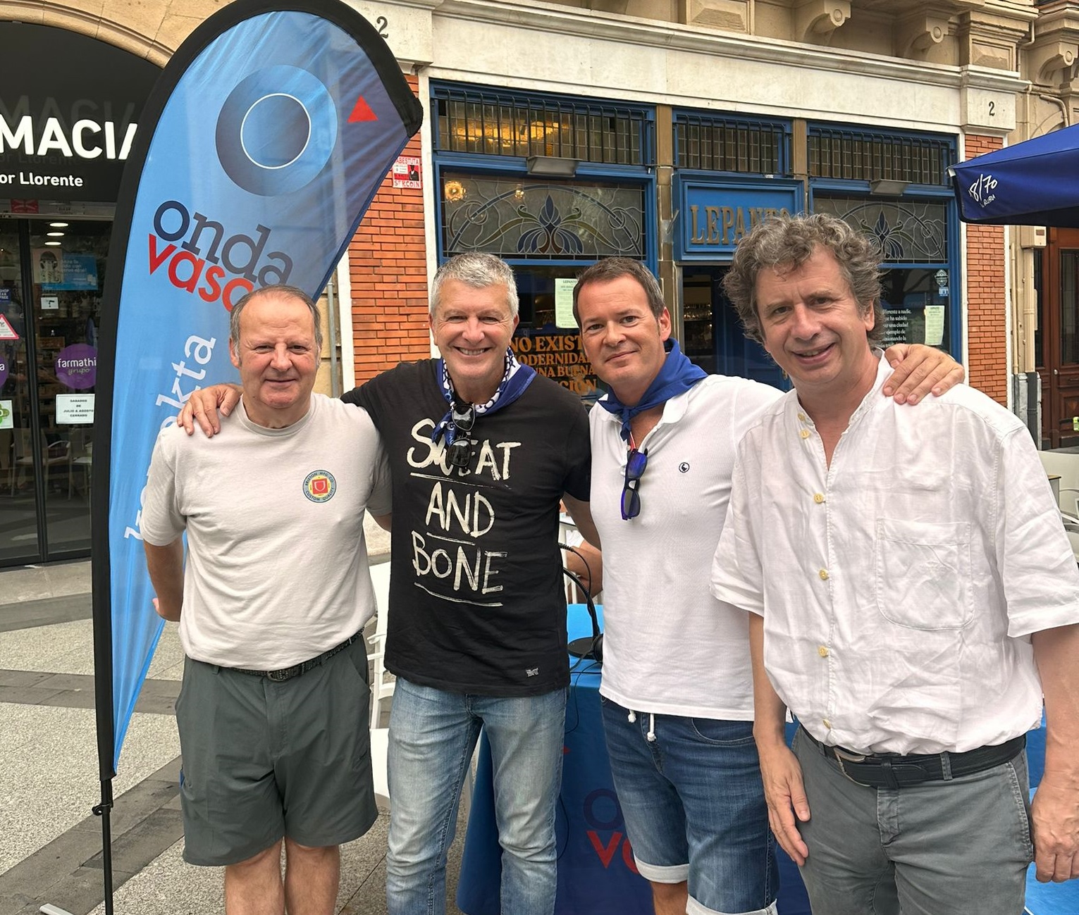 Los actores Gabino Diego, Jesús Cisneros y Josu Ormaetxe junto al periodista Txema Gutiérrez de Onda Vasca