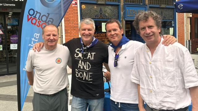 Los actores Gabino Diego, Jesús Cisneros y Josu Ormaetxe junto al periodista Txema Gutiérrez de Onda Vasca