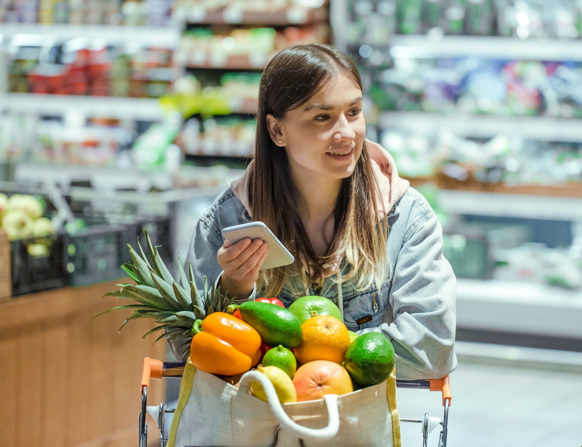 Una mujer compra alimentos frescos en el súper.