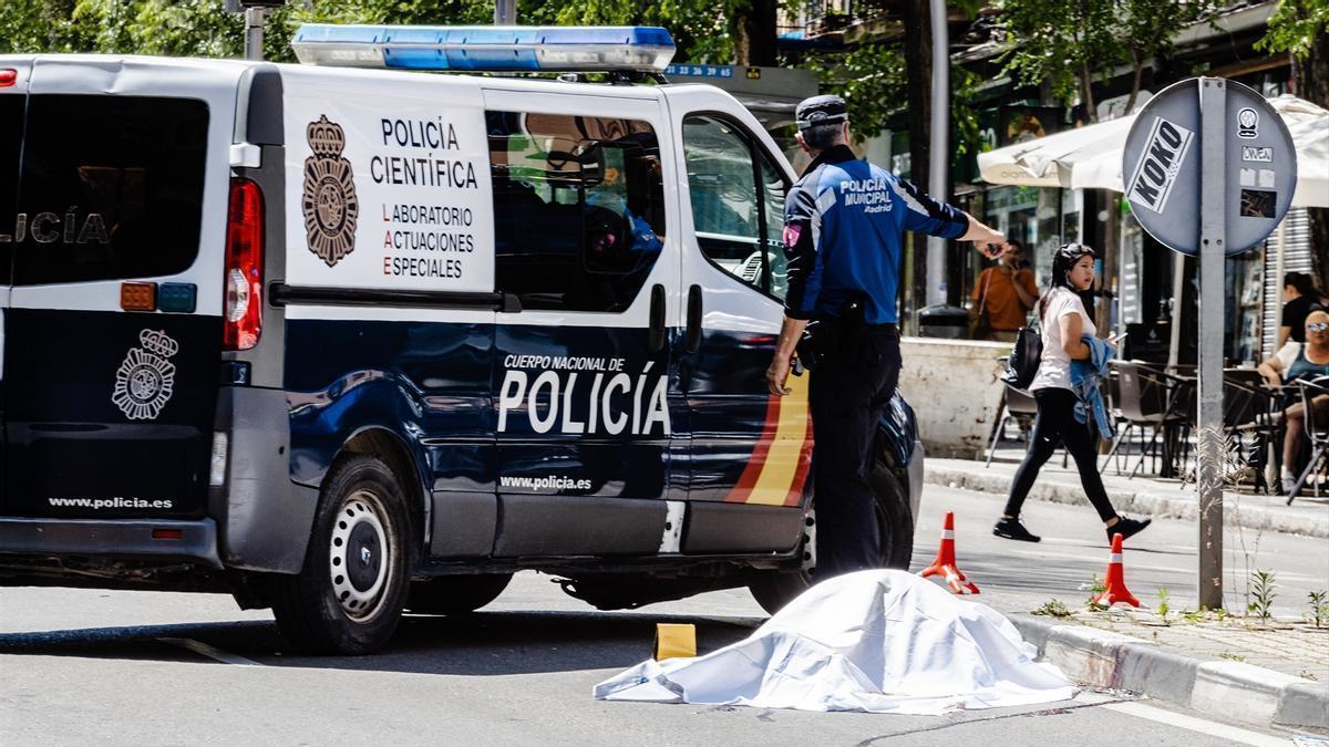 Agentes de la Policía Nacional retirando el vehículo con el que han sido atropelladas varias personas en Madrid.