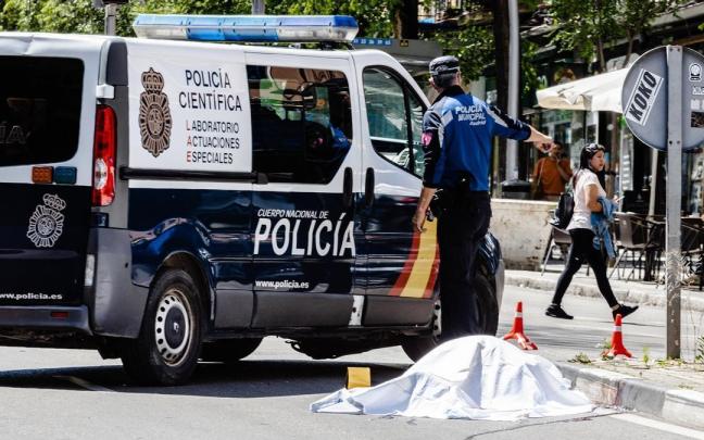 Agentes de la Policía Nacional retirando el vehículo con el que han sido atropelladas varias personas en Madrid.