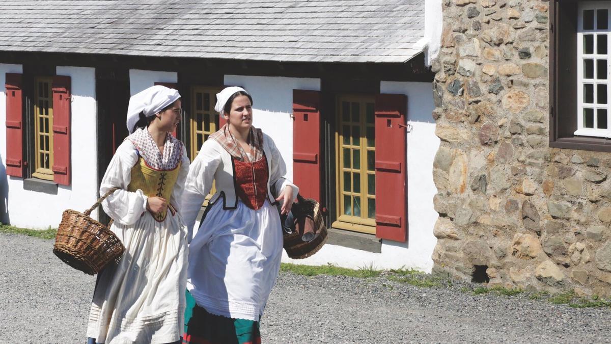 Fotografía del libro "Euskaldunak kanata. Louisbourg 1744", sobre la recreación de la población vasca que vivía en Louisbourg en 1744.