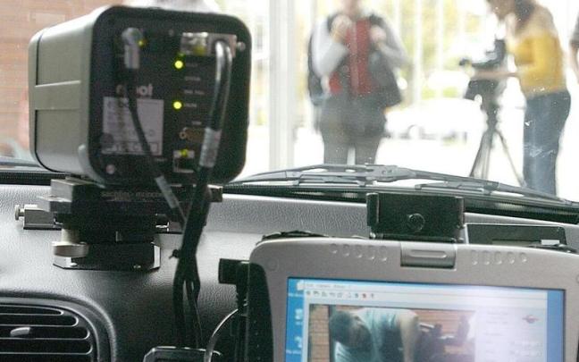 Un radar móvil, dentro de un coche. / Efe Un radar móvil, dentro de un coche.