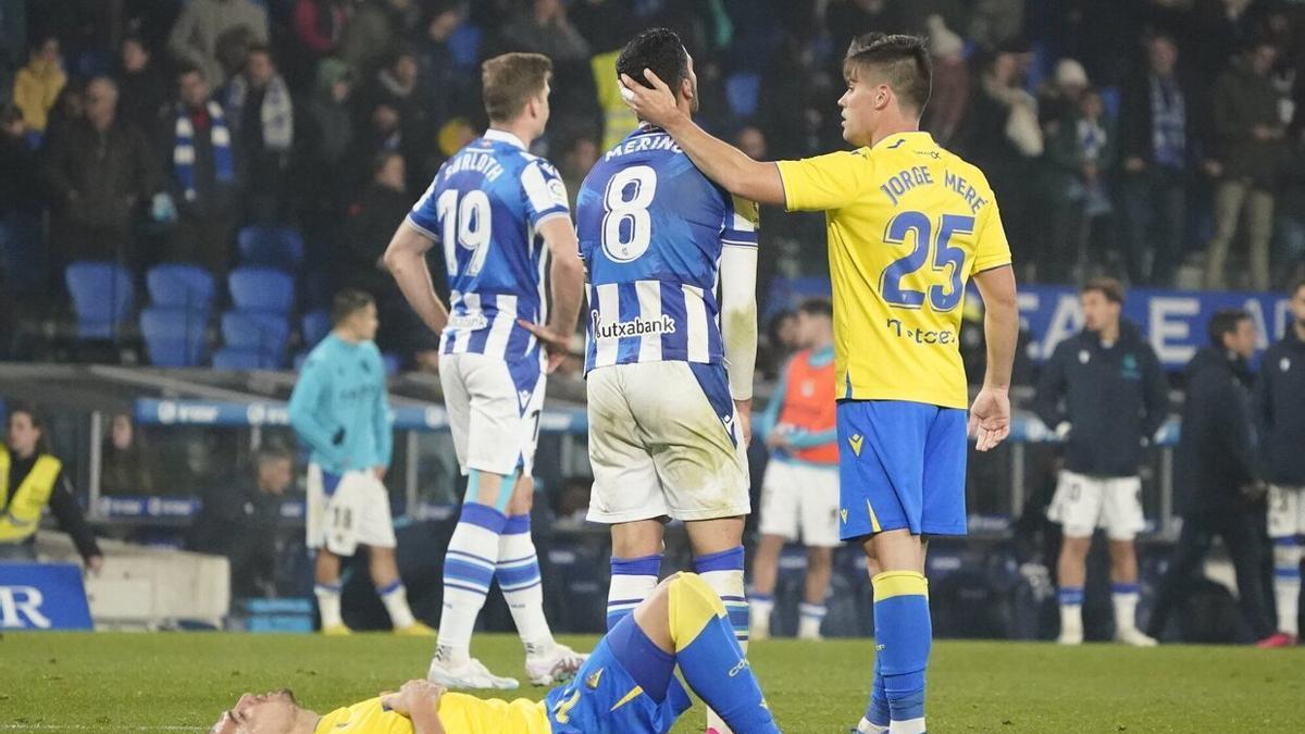 Merino, consolado por Meré, y Sorloth se lamentan tras el partido de este viernes.