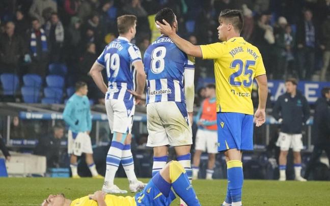 Merino, consolado por Meré, y Sorloth se lamentan tras el partido de este viernes.
