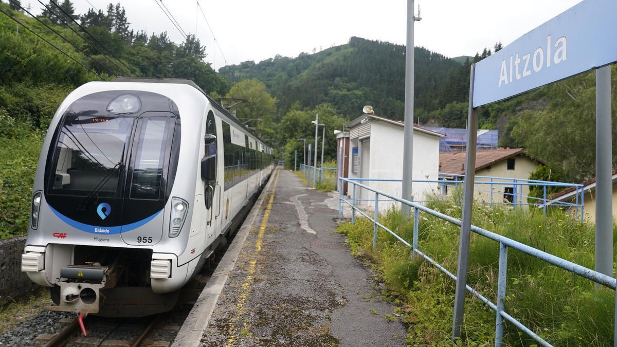 Una unidad de Euskotren llega a la estación del barrio elgoibartarra de Altzola