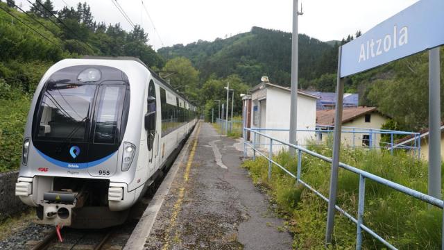 Una unidad de Euskotren llega a la estación del barrio elgoibartarra de Altzola / N.G. Una unidad de Euskotren llega a la estación del barrio elgoibartarra de Altzola
