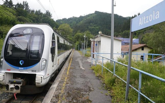 Una unidad de Euskotren llega a la estación del barrio elgoibartarra de Altzola