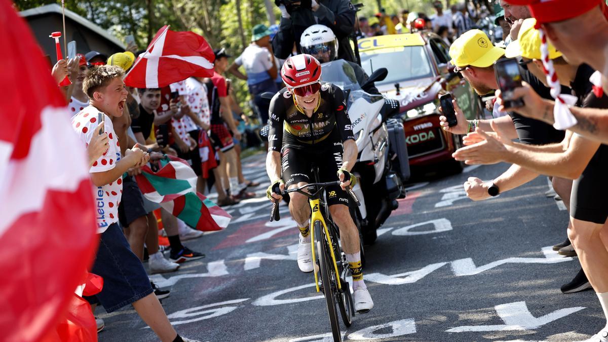 Jonas Vingegaard persigue en la distancia a Pogacar.