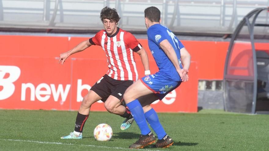 Unai Gómez conduce el balón ante el Calahorra.