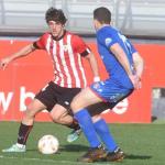 Unai Gómez conduce el balón ante el Calahorra.