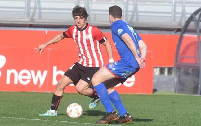 Unai Gómez conduce el balón ante el Calahorra.