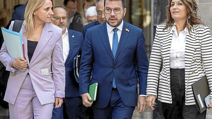 Pere Aragonès, con las conselleras Natàlia Mas y Laura Vilagrà, en la última reunión del Govern. | FOTO: EFE