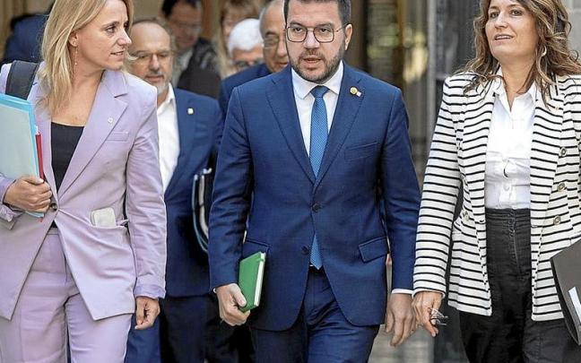 Pere Aragonès, con las conselleras Natàlia Mas y Laura Vilagrà, en la última reunión del Govern. | FOTO: EFE