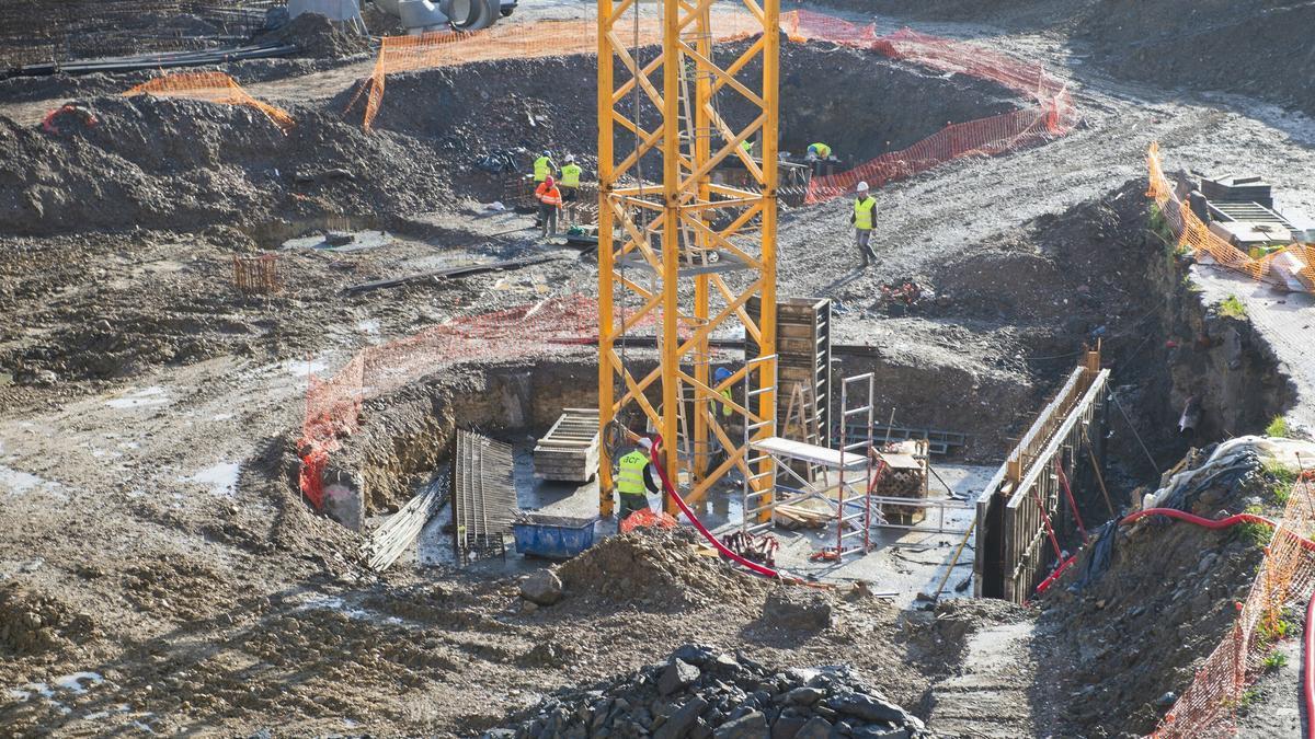 Obras de construcción de un bloque de viviendas en el barrio de Bolueta, en Bilbao.