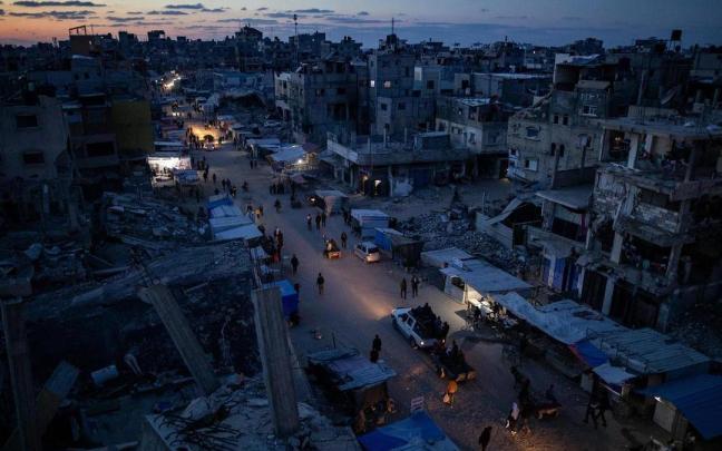 Vista general de la ciudad de Jan Yunis en la víspera de la entrada en vigor del alto el fuego.