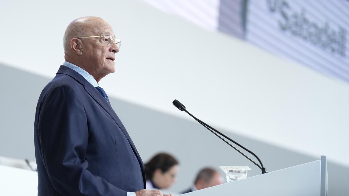 El presidente del Banco Sabadell, Josep Oliu, durante la junta general extraordinaria de accionistas de Banco Sabadell el pasado agosto.