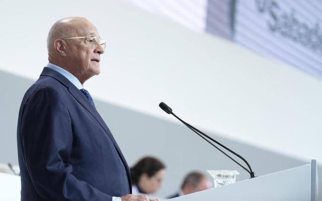 El presidente del Banco Sabadell, Josep Oliu, durante la junta general extraordinaria de accionistas de Banco Sabadell el pasado agosto.