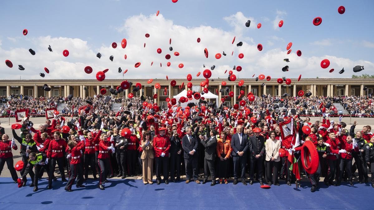 Agentes de la Euskal Polizia durante un acto de entrega de las credenciales en Arkaute.