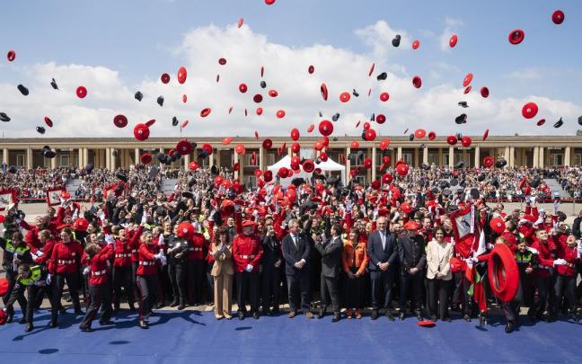 Agentes de la Euskal Polizia durante un acto de entrega de las credenciales en Arkaute.
