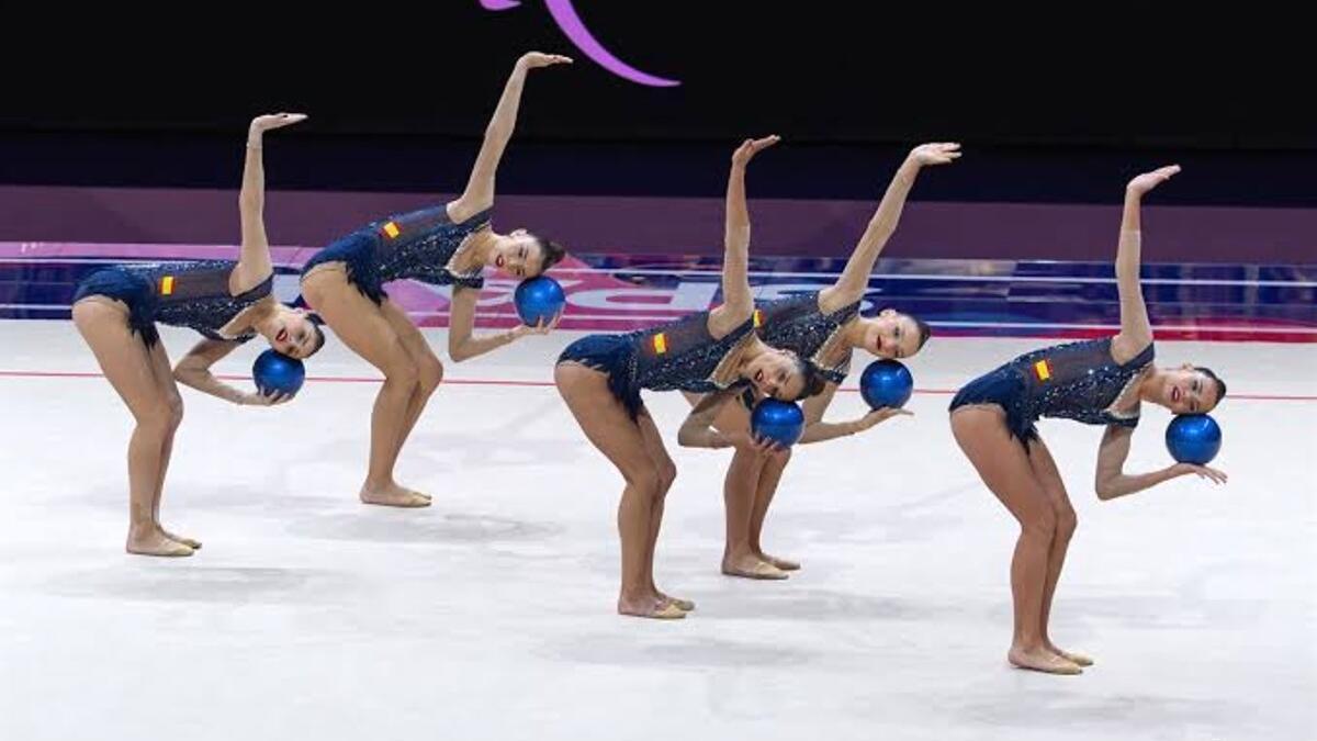 Inés Bergua y sus compañeras durante uno de los ejercicios del conjunto nacional de gimnasia rítmica.