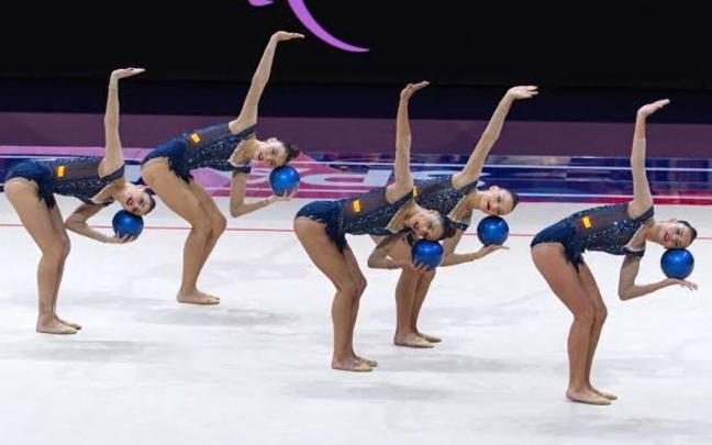 Inés Bergua y sus compañeras durante uno de los ejercicios del conjunto nacional de gimnasia rítmica.