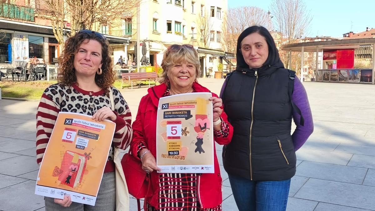 Oihana Llorente y Joana Ochoteco, organizadoras del certamen, junto a Asun Casasola, en el centro.