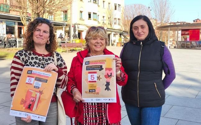 Oihana Llorente y Joana Ochoteco, organizadoras del certamen, junto a Asun Casasola, en el centro.