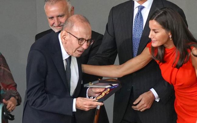 Juan Mu&ntilde;oz recibe la medalla de oro al M&eacute;rito en las Bellas Artes 2021.