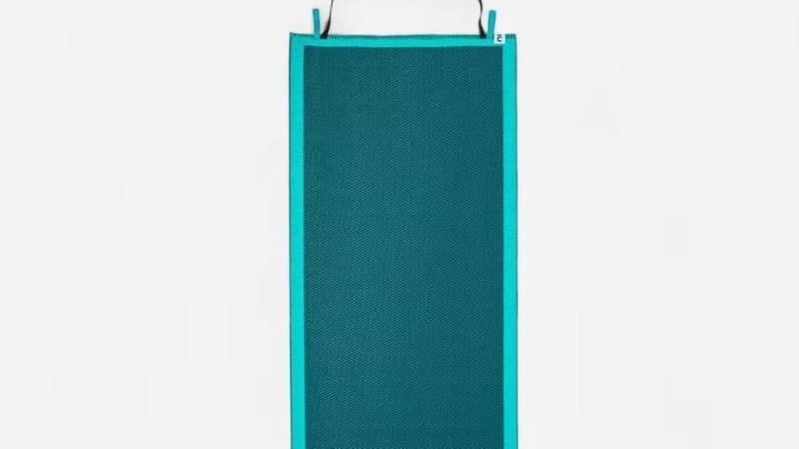 Vista de la esterilla de playa turquesa azul de Decathlon