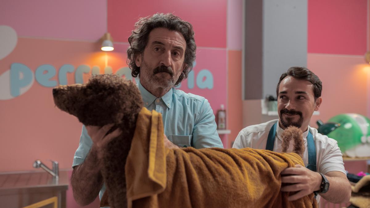 Luis Zahera y Adrián Viador en una escena de la serie ‘Animal’