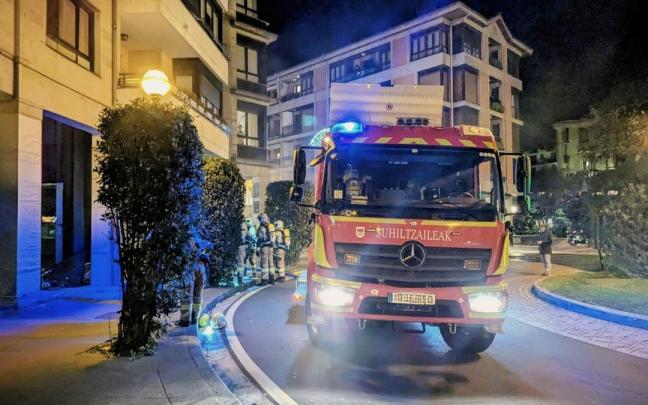 Los bomberos tuvieron que intervenir para sofocar el fuego y evitar mayores daños.