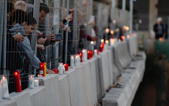 Varias personas ponen velas y hacen una cadena humana para homenajear a las víctimas de la dana