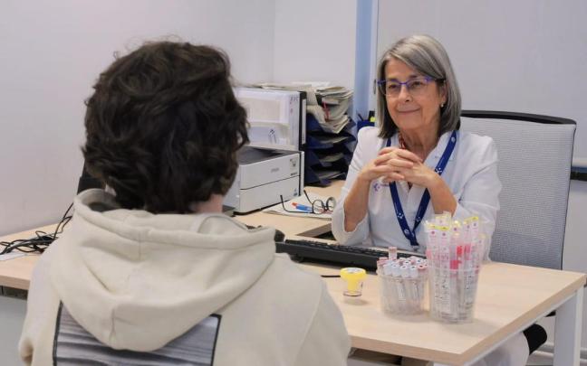 Una persona acude a una consulta de ITS en el centro de salud de Bombero Etxaniz (Bilbao).