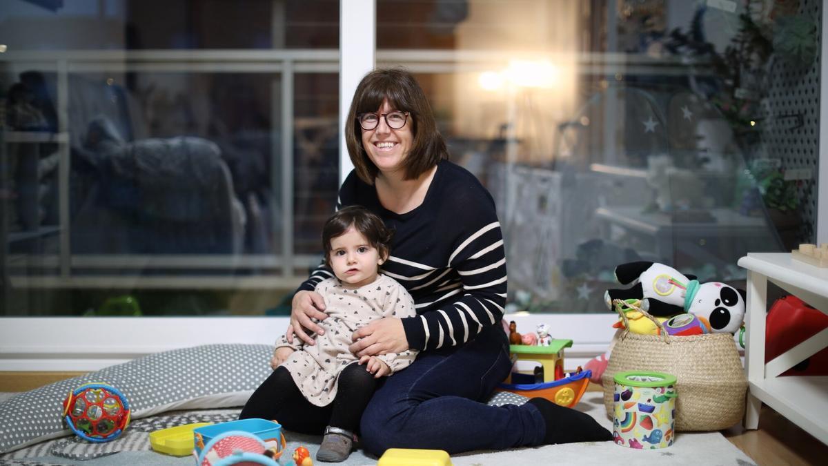 Marta Sousa Couto, con su hija Julia, en su casa de Zizur.