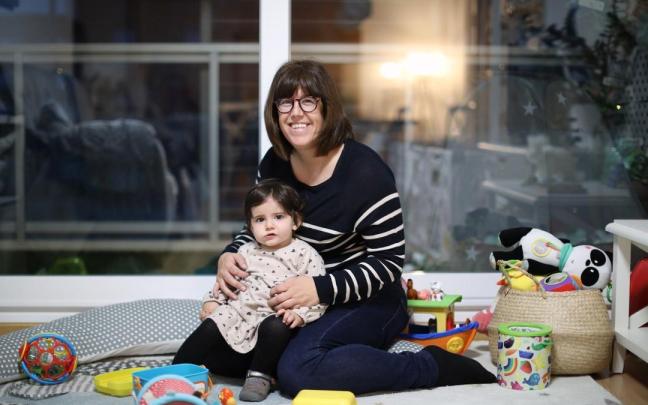Marta Sousa Couto, con su hija Julia, en su casa de Zizur. Marta Sousa Couto, con su hija Julia, en su casa de Zizur.