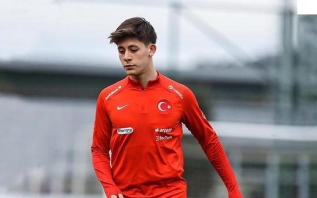 El joven centrocampista Arda Güler entrenando con la selección turca.