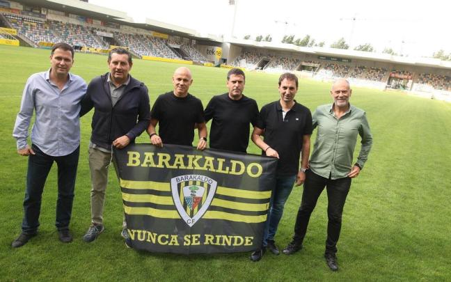 Imanol de la Sota posa junto a su cuerpo técnico en el césped de Lasesarre. Imanol de la Sota posa junto a su cuerpo técnico en el césped de Lasesarre.