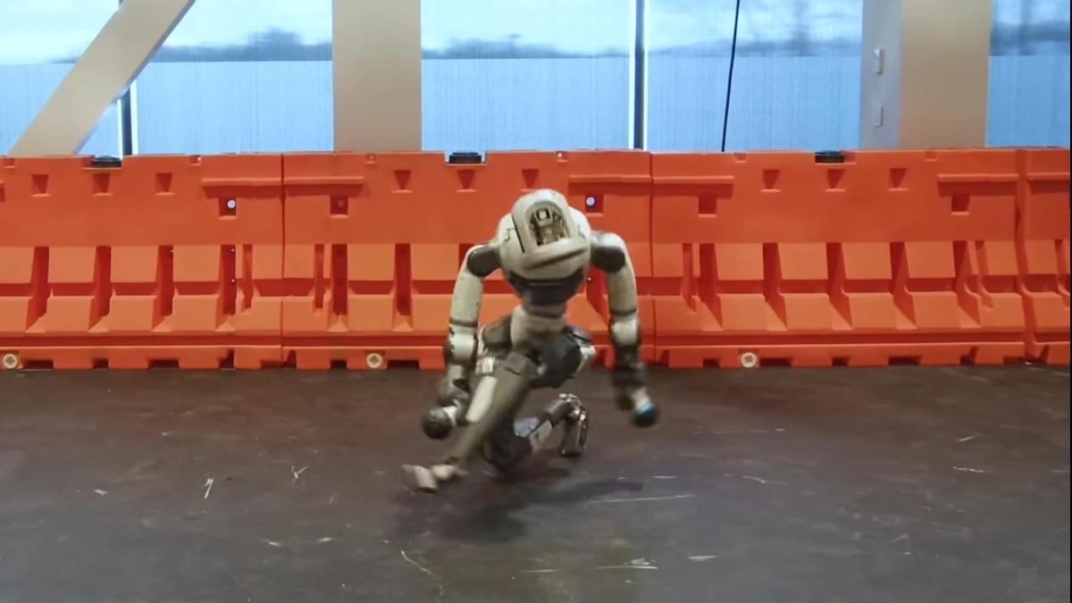 Atlas bailando breakdance.