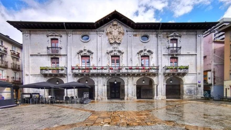 Imagen de la fachada principal del ayuntamiento de Arrasate.