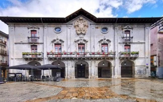 Imagen de la fachada principal del ayuntamiento de Arrasate.