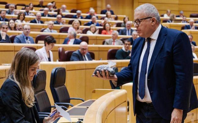 Momento en el que el senador del PP Francisco Bernabé entrega la bolsa a Aagesen. / EP Momento en el que el senador del PP Francisco Bernabé entrega la bolsa a Aagesen.