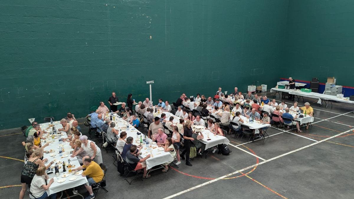 En torno a la mesa disfrutaron de una comida en el frontón Joseba Iñurrategi.