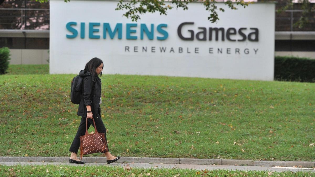 Una mujer pasea por las inmediaciones de la sede de Siemens Gamesa en Zamudio.