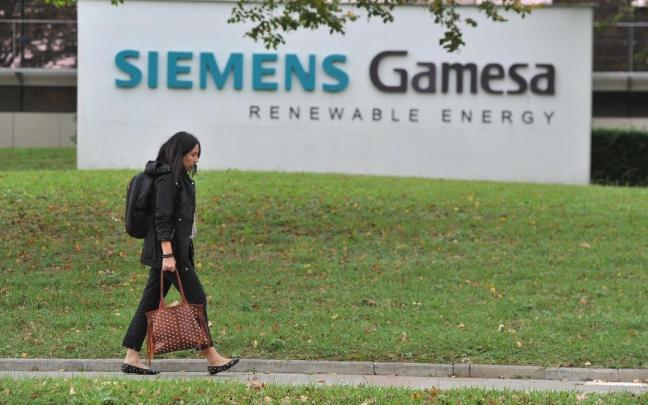 Una mujer pasea por las inmediaciones de la sede de Siemens Gamesa en Zamudio. Una mujer pasea por las inmediaciones de la sede de Siemens Gamesa en Zamudio.